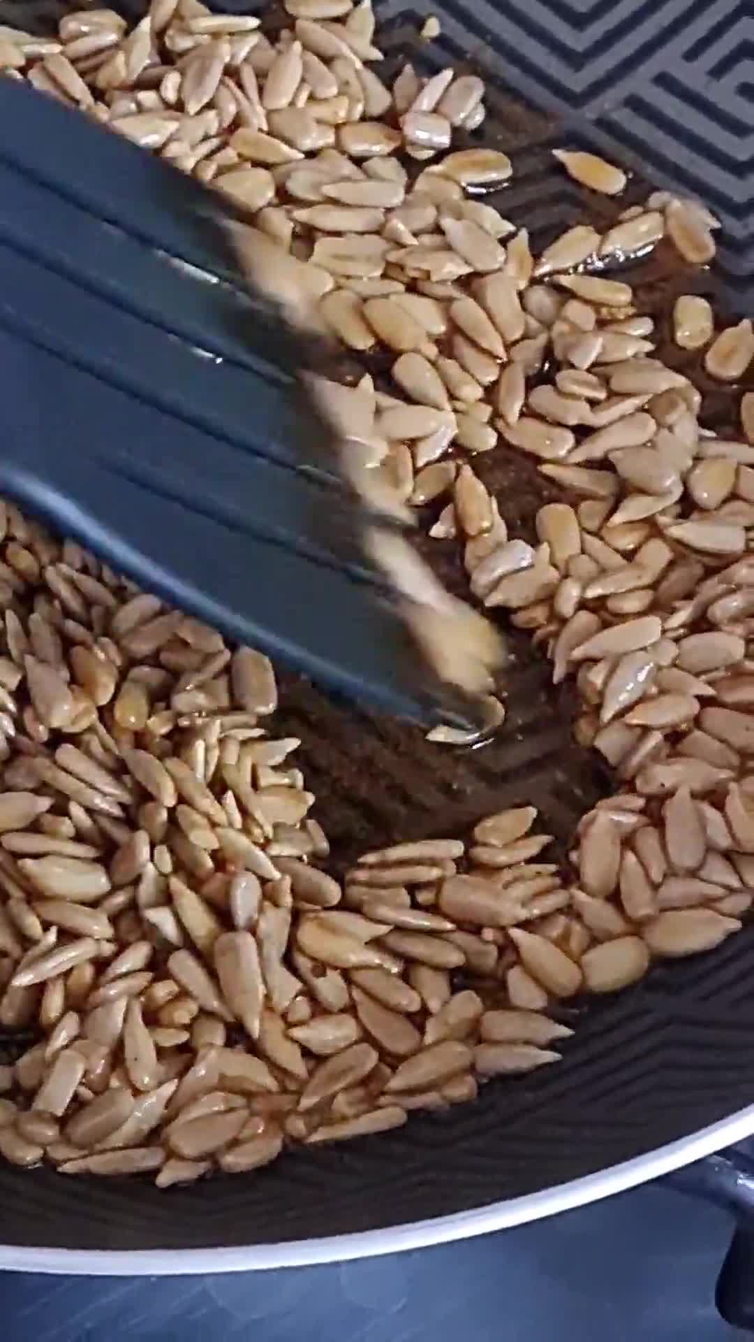 Foto del paso 2 de la receta: Semillas de girasol especiadas 🌻 Pipas con especias 🌻 Snack saludable o para enriquecer ensaladas