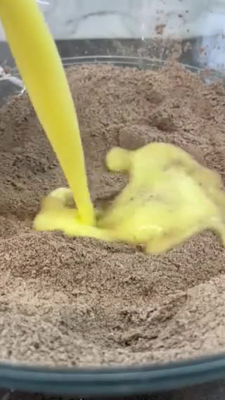 Фото кроку 2 до Шоколадний бісквіт з вишневим соусом та 🍫.