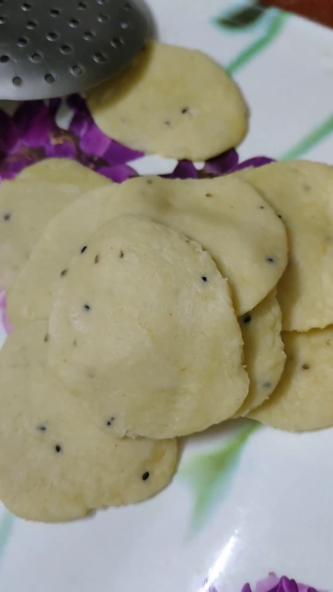 होली के पकवान मठरी (holi ke pakwan mathri recipe in Hindi) रेसिपी चरण 4 फोटो