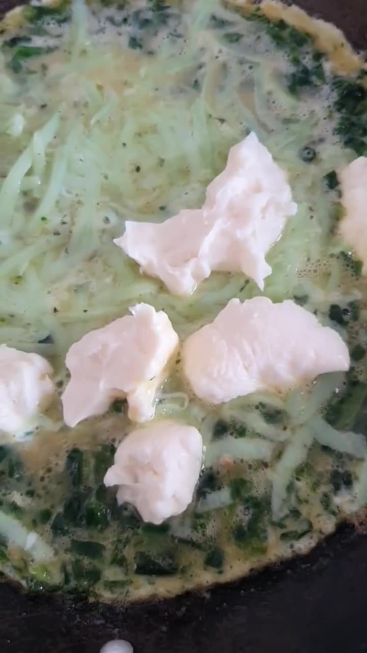 Foto del paso 2 de la receta: 🍳🌿 Omelette de espinaca con queso al pesto y queso cremoso 🧀