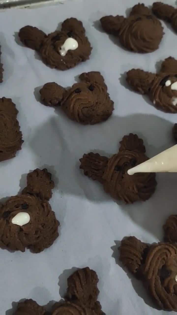 Foto langkah ke 8 dari resep Teddy Bear Butter Cookies.