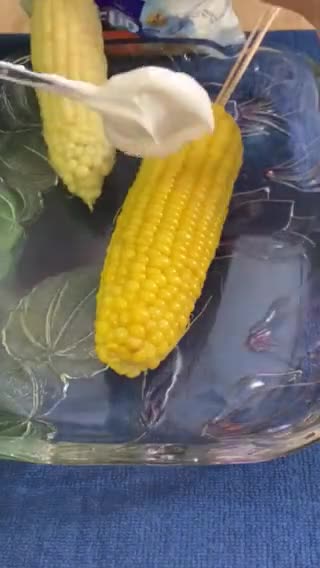 Foto del paso 3 de la receta: Elotes con Queso y Crema #lacoinadeconsuelo #saboraMexico