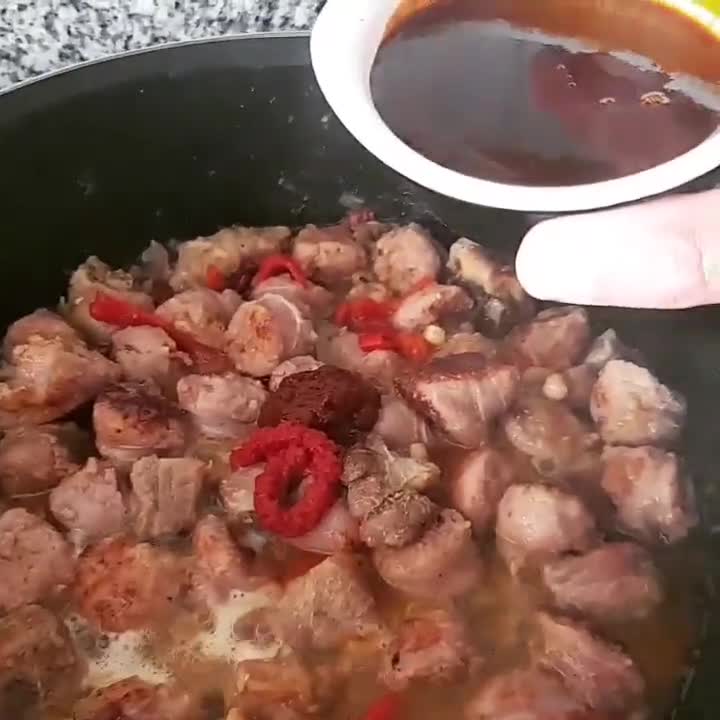 Foto del paso 6 de la receta: Fideos con butifarra, costillas, calamar y piquillos