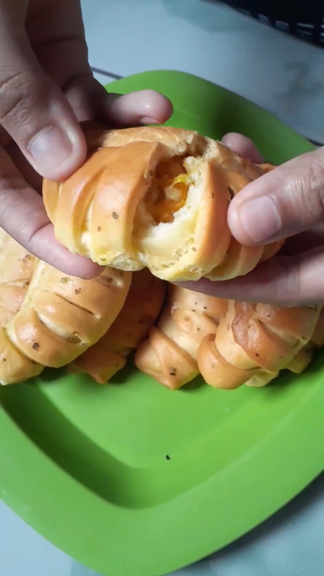 Foto langkah ke 10 dari resep Donat Panggang Empuk isi Ragout.