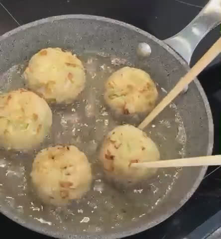 Foto del paso 8 de la receta: Takoyaki 🇯🇵 de pulpo 🐙 fáciles en sartén sin molde con salsa Tonkatsu Bulldog