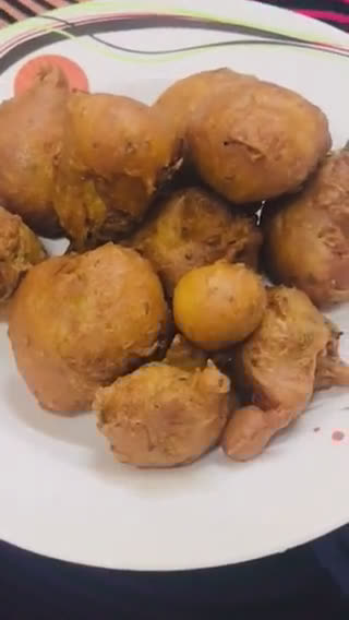 A picture of step 4 of Mysore bhajiya /bonda.