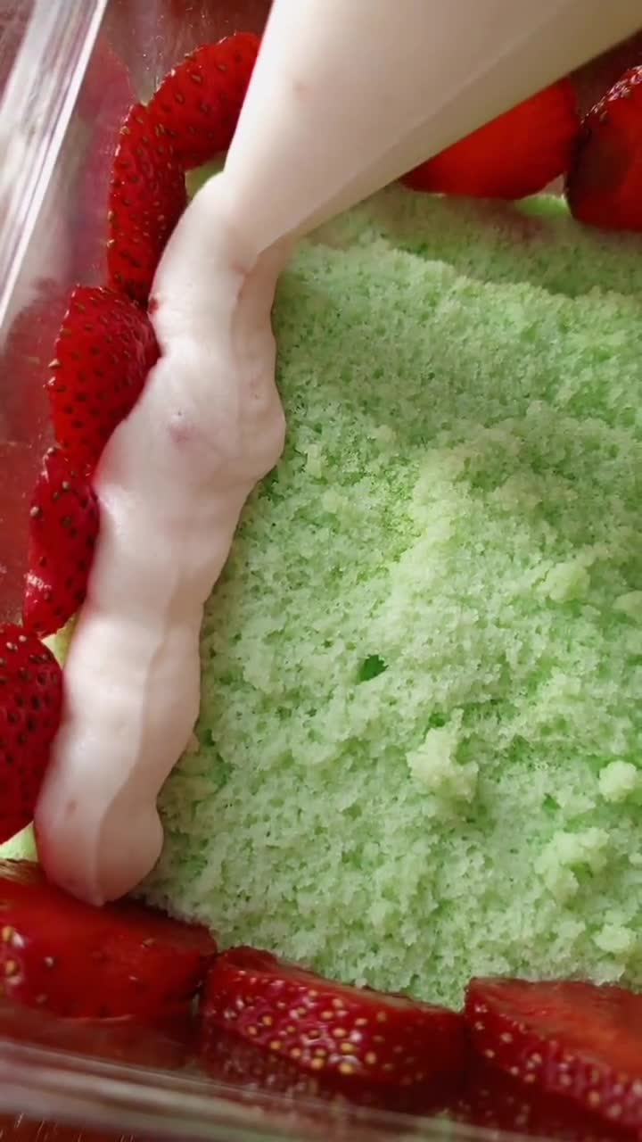 Foto langkah ke 6 dari resep Cheesy Strawberry Pandan Dessert Box.