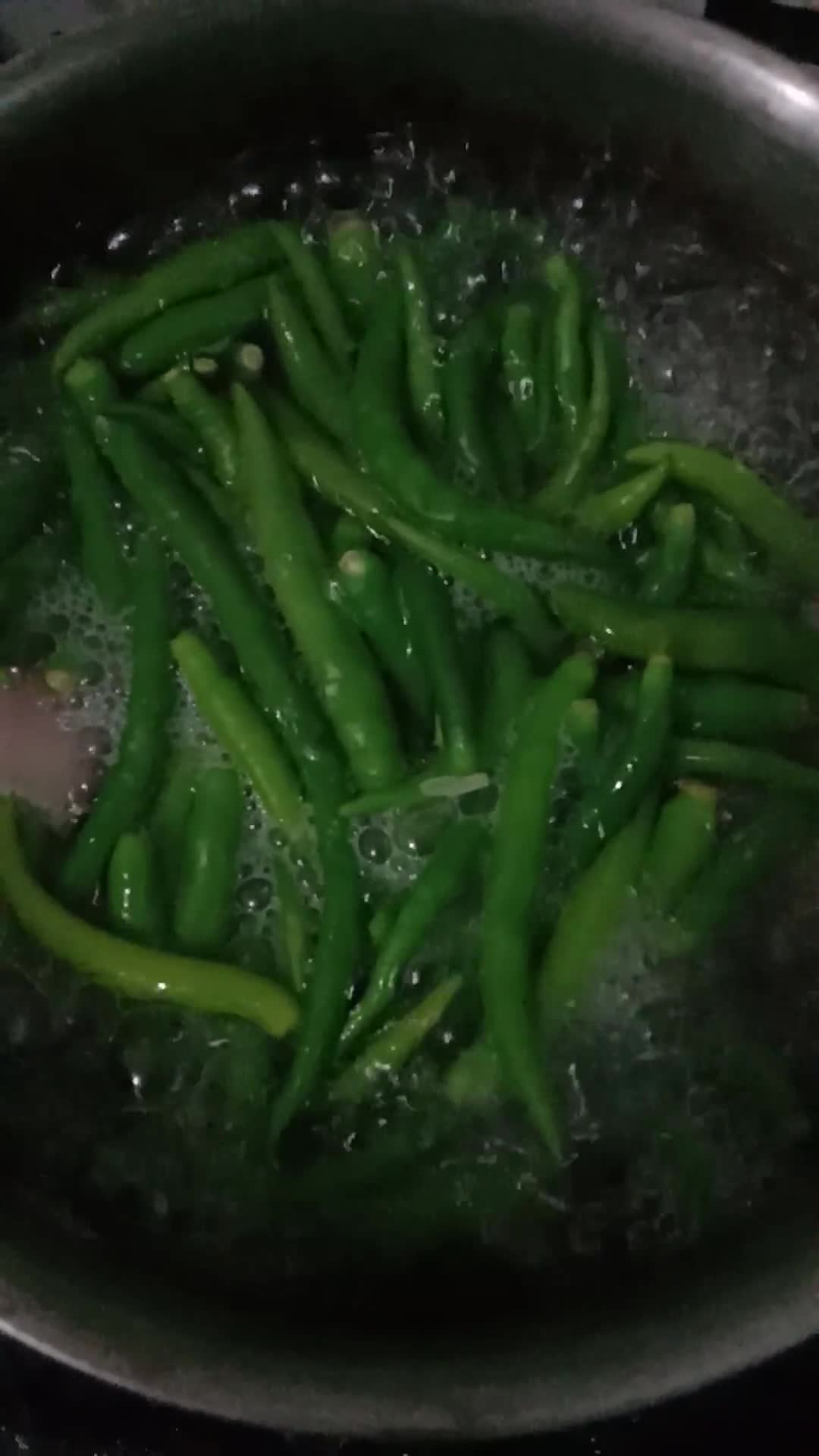 Foto langkah ke 2 dari resep Terong Ikan Asin Sambal Ijo.