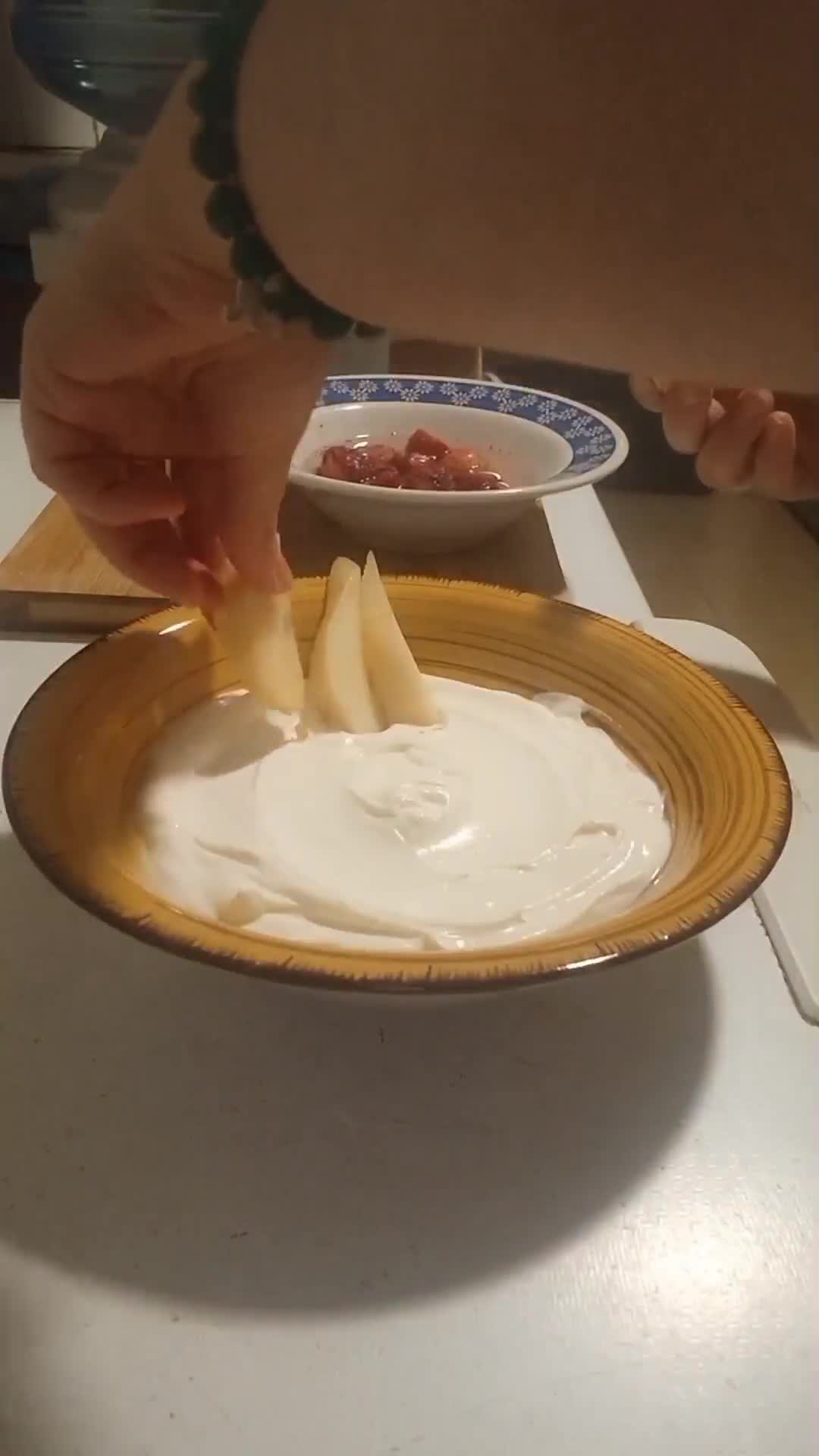 Foto del paso 2 de la receta: Bowl de yogur con frutas 🍒
