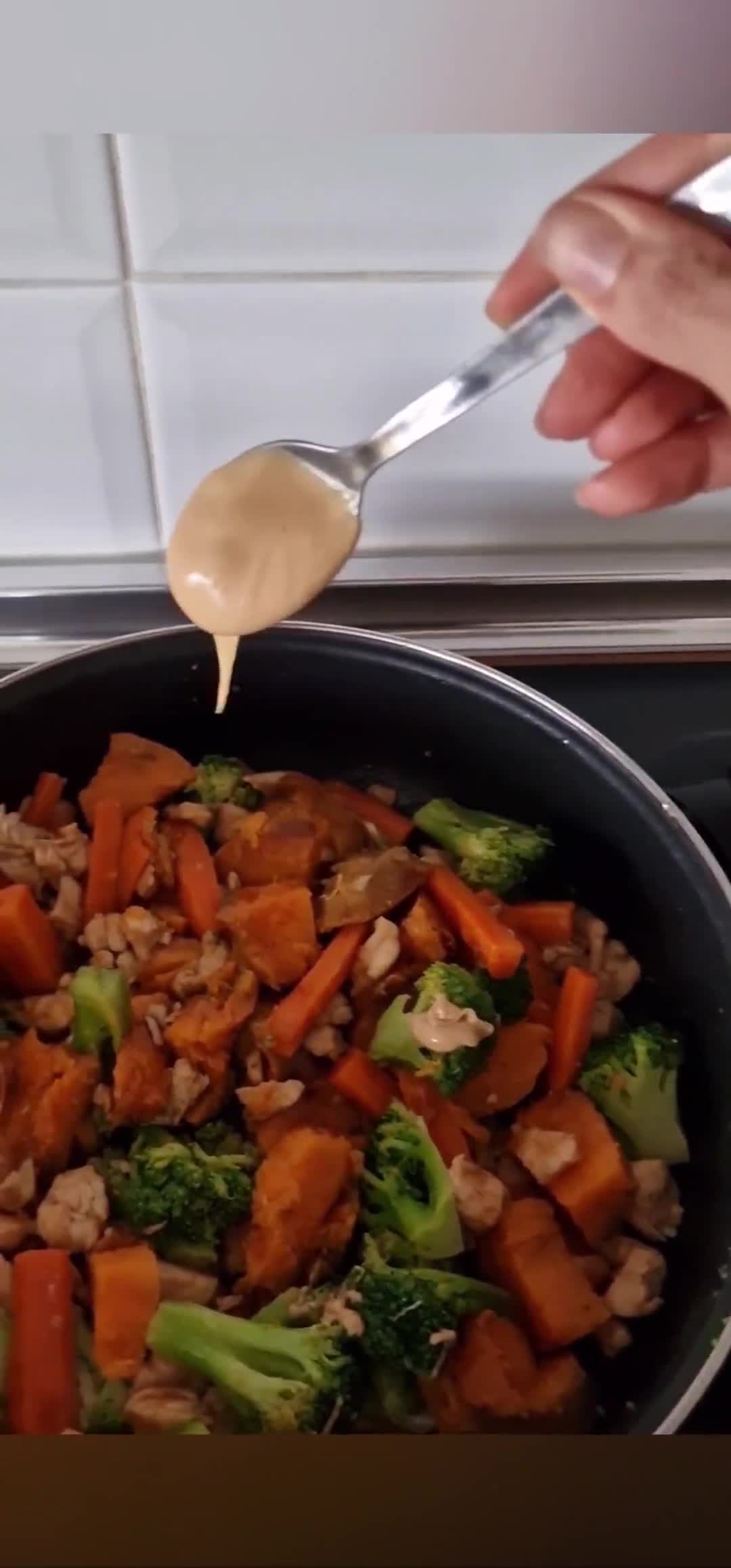 Foto del paso 5 de la receta: Wok de verduras con pavo y un toque a cacahuete 🥜