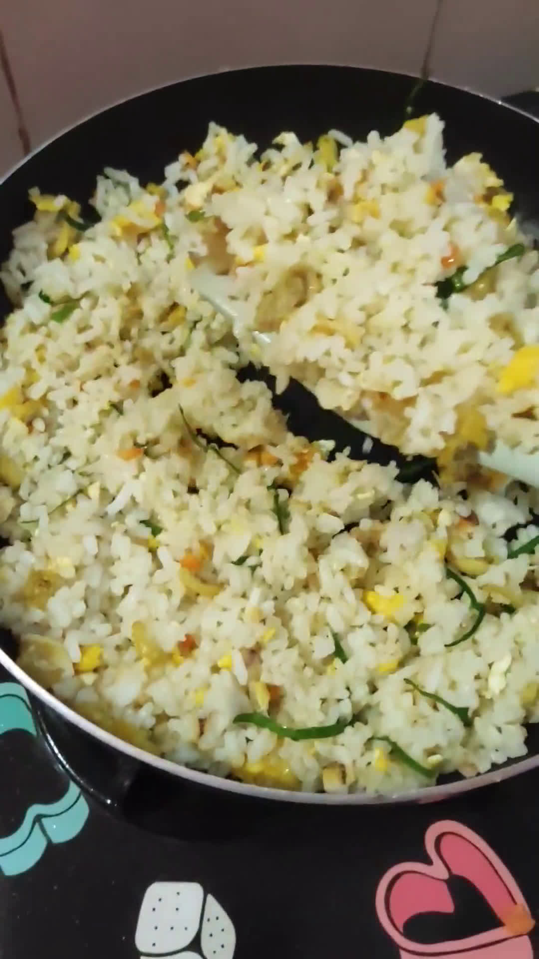 Foto langkah ke 4 dari resep 335. Nasi Goreng Daun Jeruk.