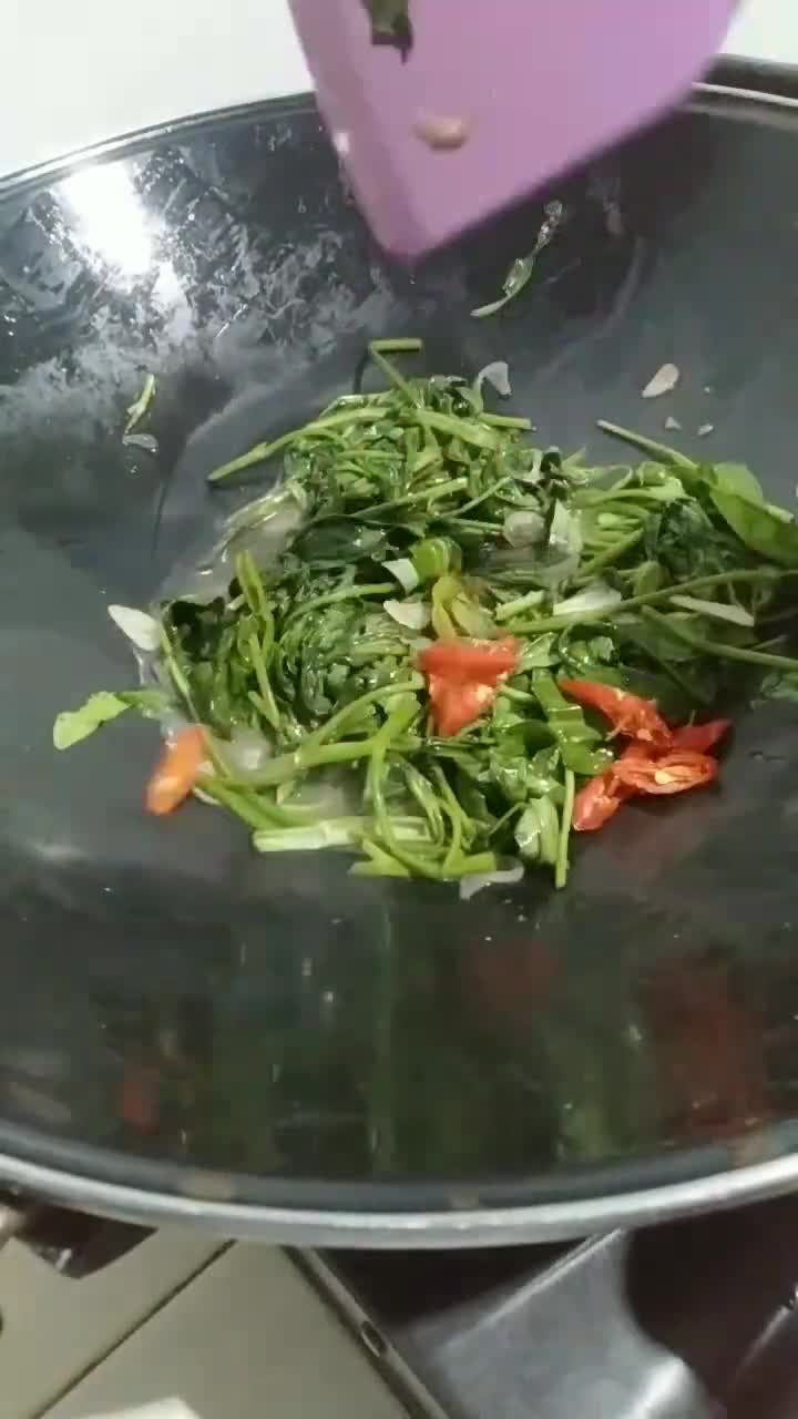 Foto langkah ke 4 dari resep Tumis Kangkung.