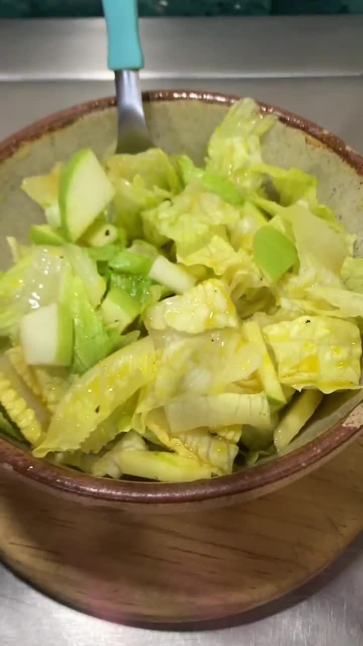 Foto del paso 5 de la receta: *Ensalada de Lechuga Romana con Manzana Verde y Vinagreta Agridulce*