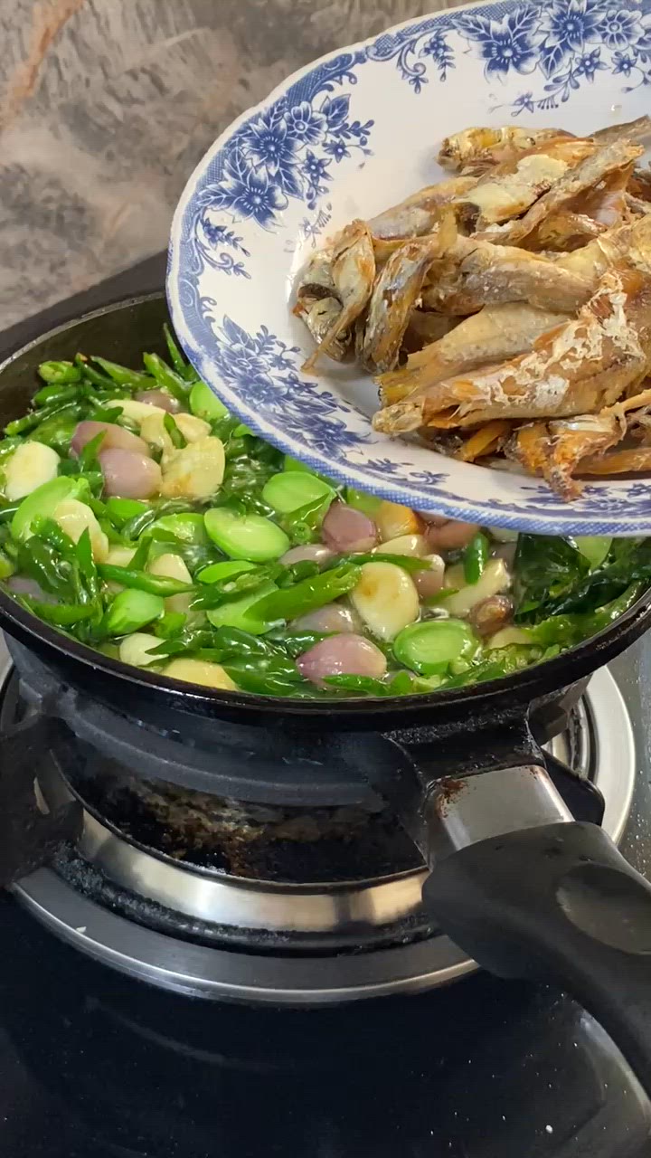Foto langkah ke 2 dari resep Oseng Ikan Asin Bawang Cabe Ijo.