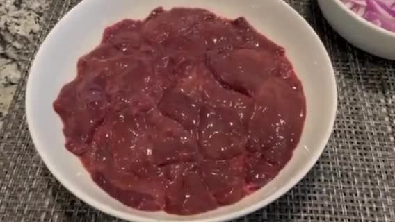 A picture of step 1 of Beef liver with grilled onions.