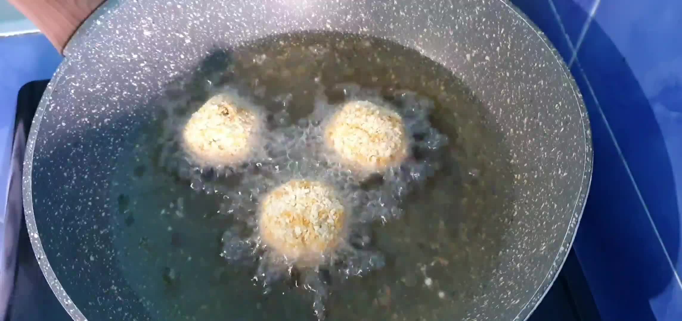 Foto langkah ke 5 dari resep Bola Bola Pisang Coklat.