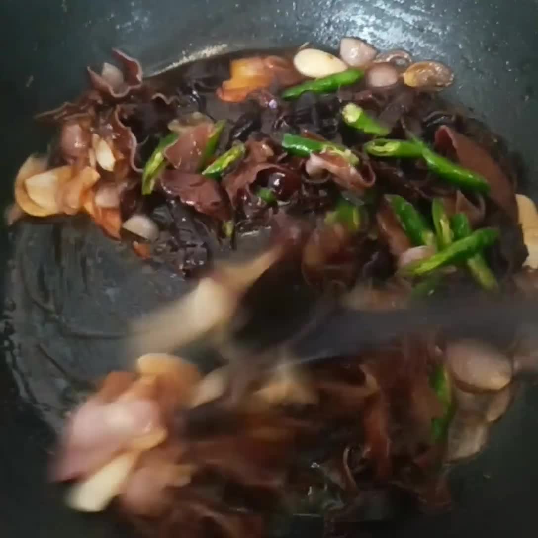Foto langkah ke 2 dari resep Oseng Soun Jamur Lombok Hijau.