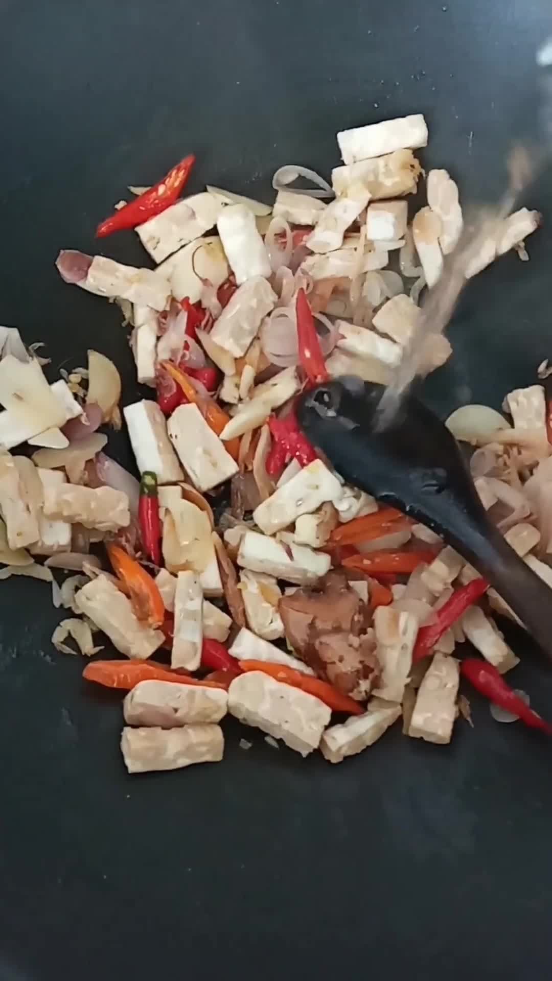 Foto langkah ke 2 dari resep Oseng Kates Daun Melinjo.