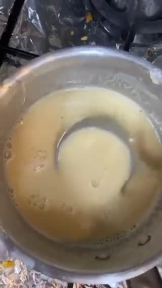 صورة لخطوة 4 من وصفة -بسبوسة محشيه بالقشطه لذيذة😋!