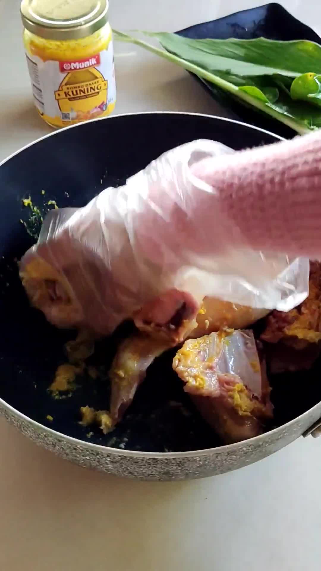 Foto langkah ke 1 dari resep Ayam Goreng Bumbu Padang.