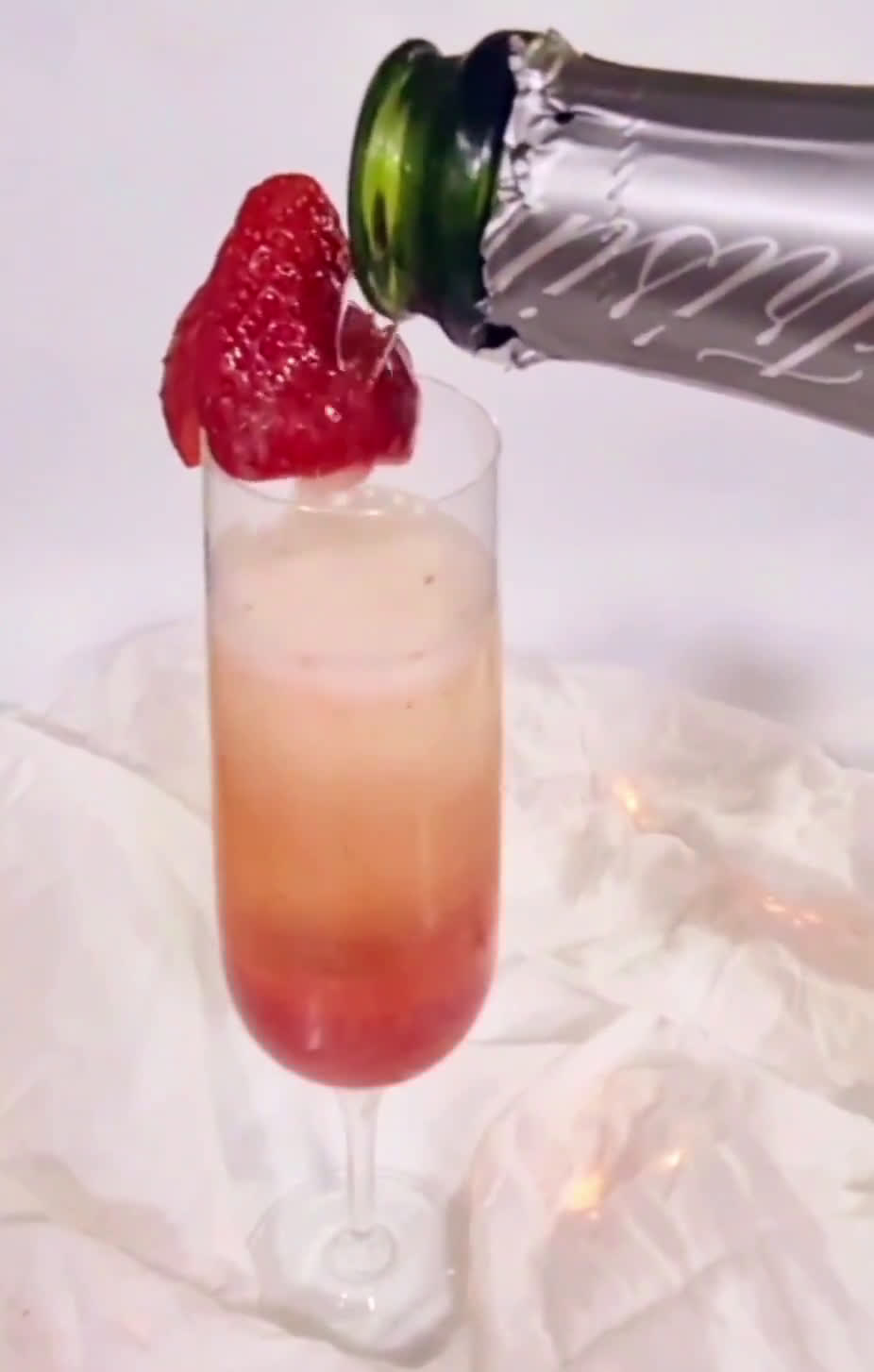 Foto del paso 1 de la receta: Cocktail Festivo de Cava y fresas