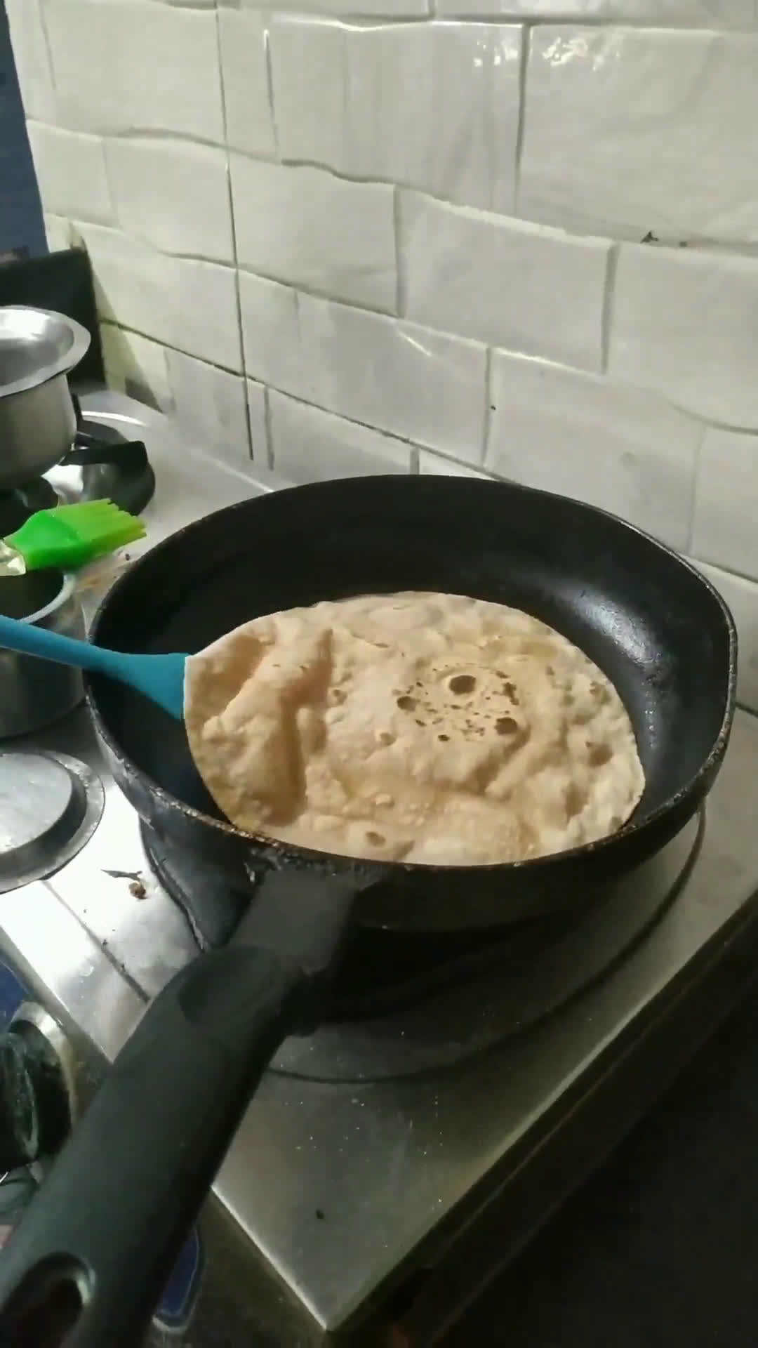 चपाती रोल अँड एग शेजवान चीज चपाती पिझ्झा (chapati roll/ egg schezwan cheese recipe in marathi) रेसिपी स्टेप 4 फोटो 