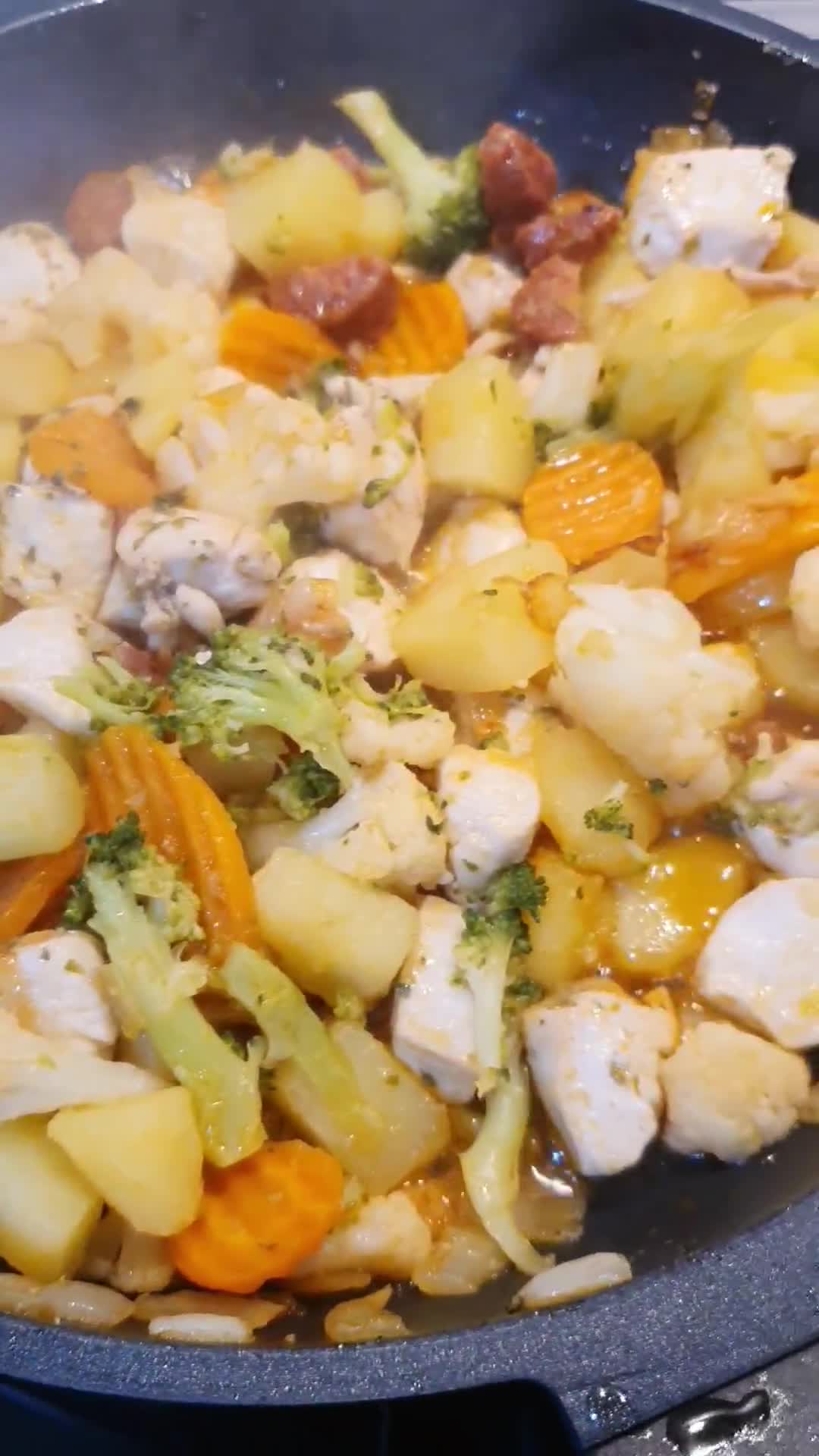 Foto del paso 2 de la receta: Patatas al horno con chorizo patatero y pollo