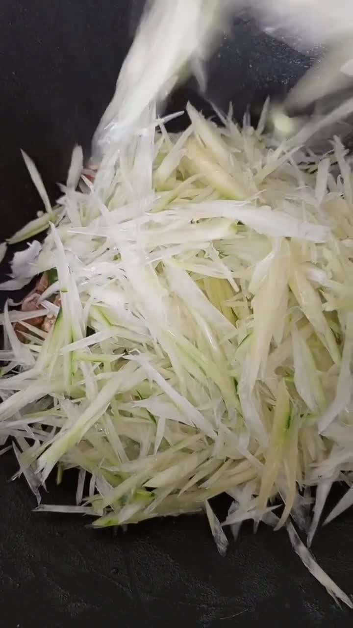 Foto langkah ke 2 dari resep Oseng Pepaya Bumbu Rebon.