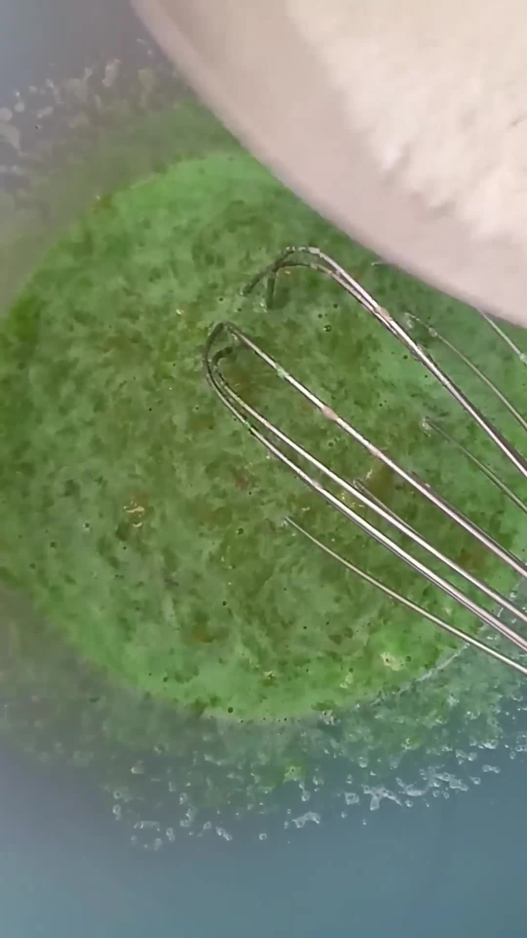 Foto langkah ke 3 dari resep Bolu Kukus Pisang Pandan 1 Telur.