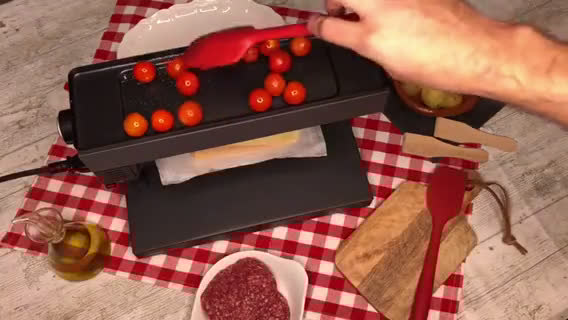 Foto del paso 4 de la receta: Cena suiza de Raclette de queso y patatas con hamburguesas al grill