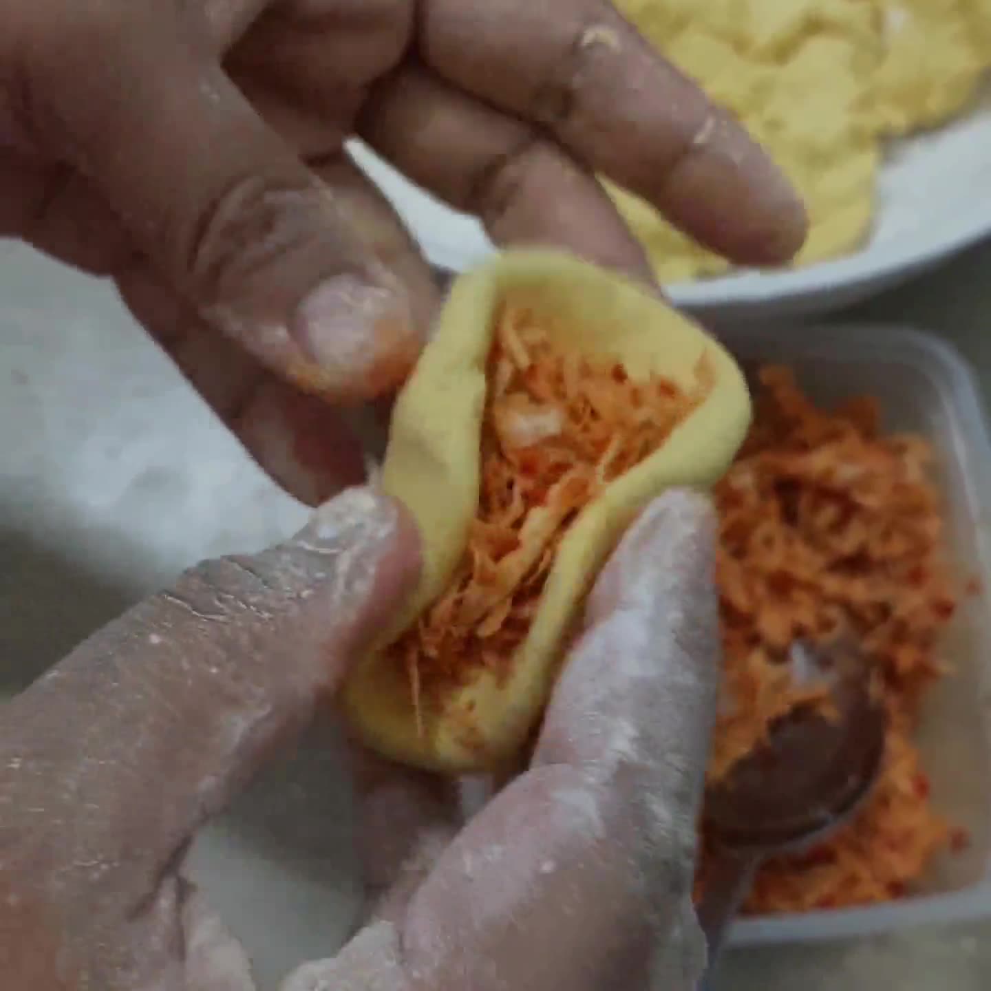 Foto langkah ke 6 dari resep Cireng Labu Kuning Isi Ayam Pedas.