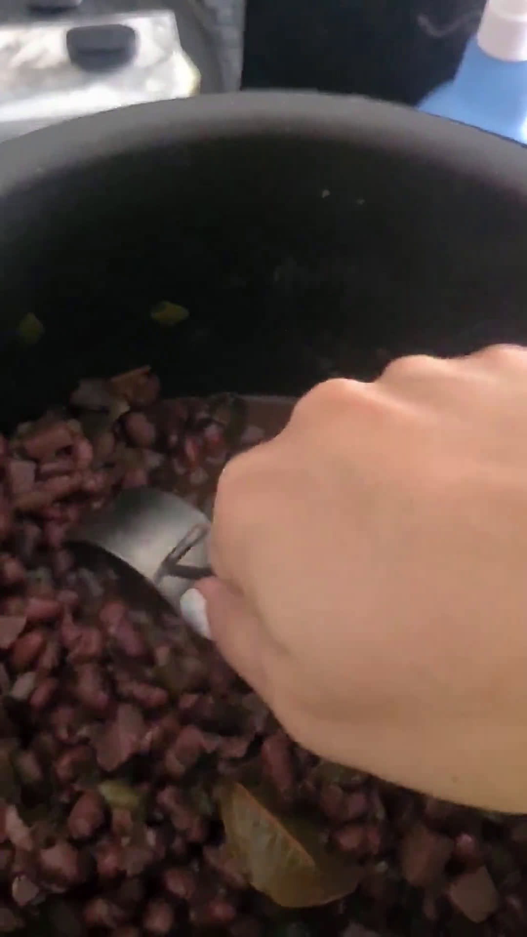 Foto del paso 4 de la receta: Frijoles negros con arroz integral y ensalada