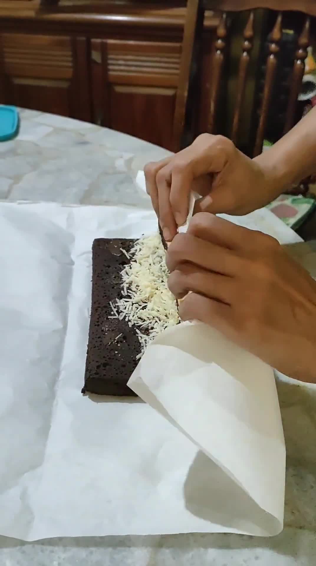 Foto langkah ke 9 dari resep Batik Roll Cake Kukus.