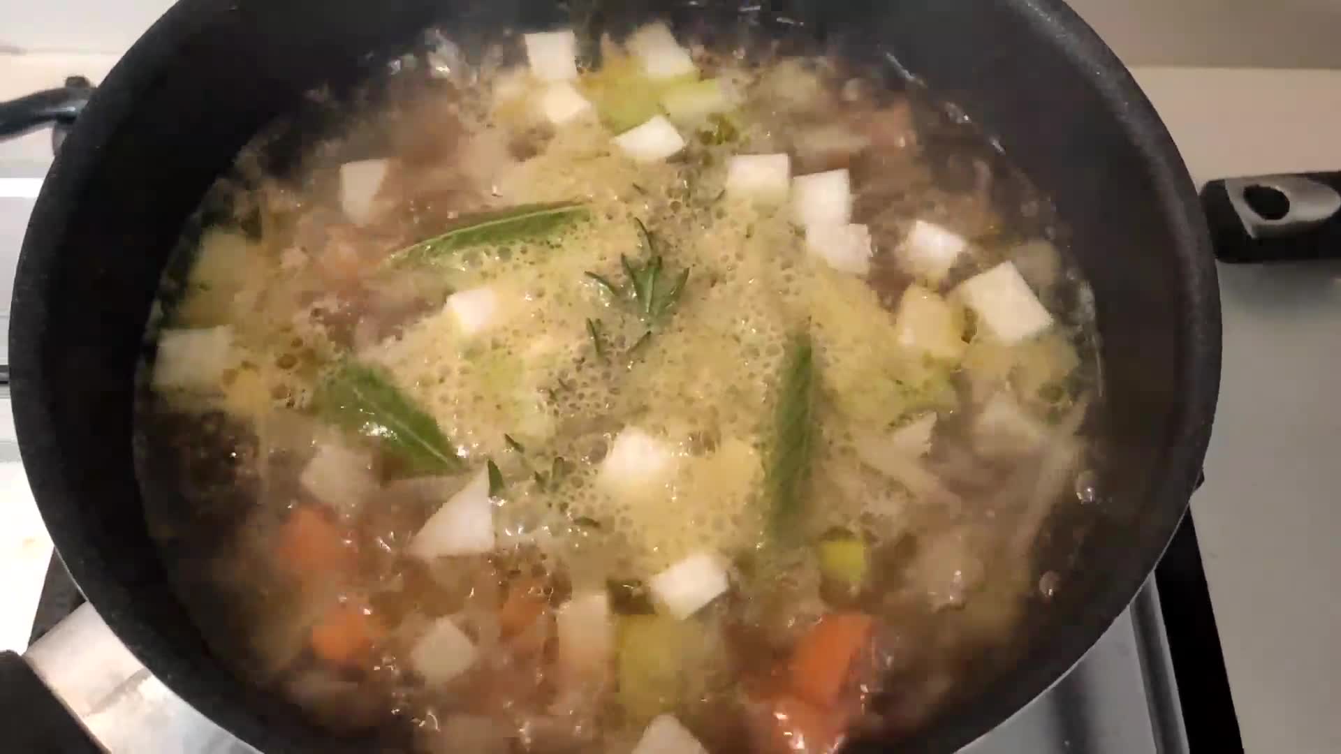 Foto del passaggio 3 della ricetta Minestrone con borlotti e rape violette