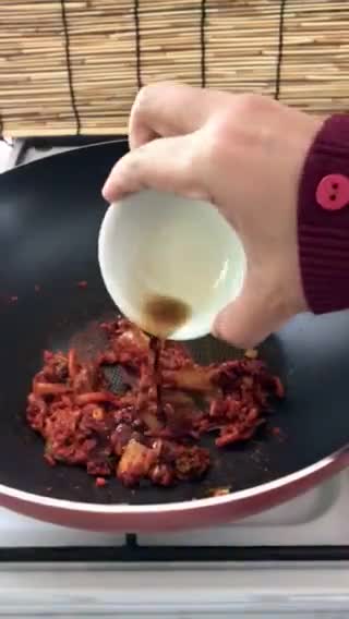 Gambar langkah 2 resipi 🇰🇷 TUNA KIMCHI JJIGAE | 참치김치찌개.