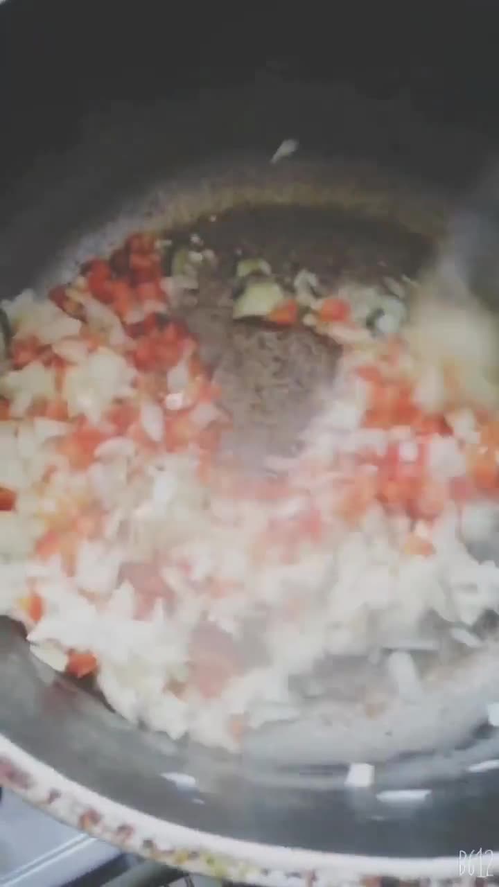Foto del paso 3 de la receta: Arroz con azafrán acompañado de hamburguesa