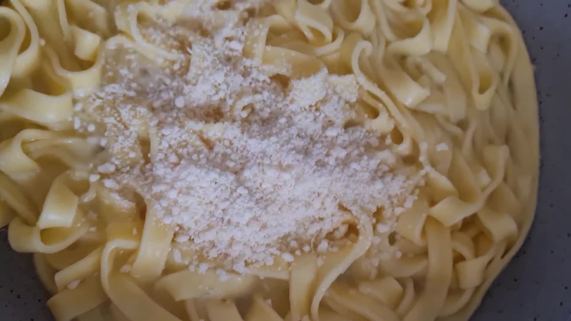 Foto del paso 4 de la receta: Fettuccine "Alfredo" de Alfredo alla Scrofa restaurant en Roma, Italia 🇮🇹 🍝
