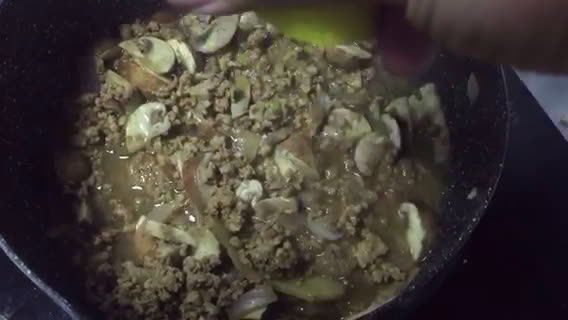 รูปขั้นตอนการทำที่ 2 ของ หมูสับผัดซีอิ๊วเห็ด