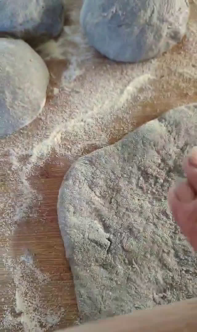 Foto del passaggio 4 della ricetta Focaccia al nero di seppia gourmet