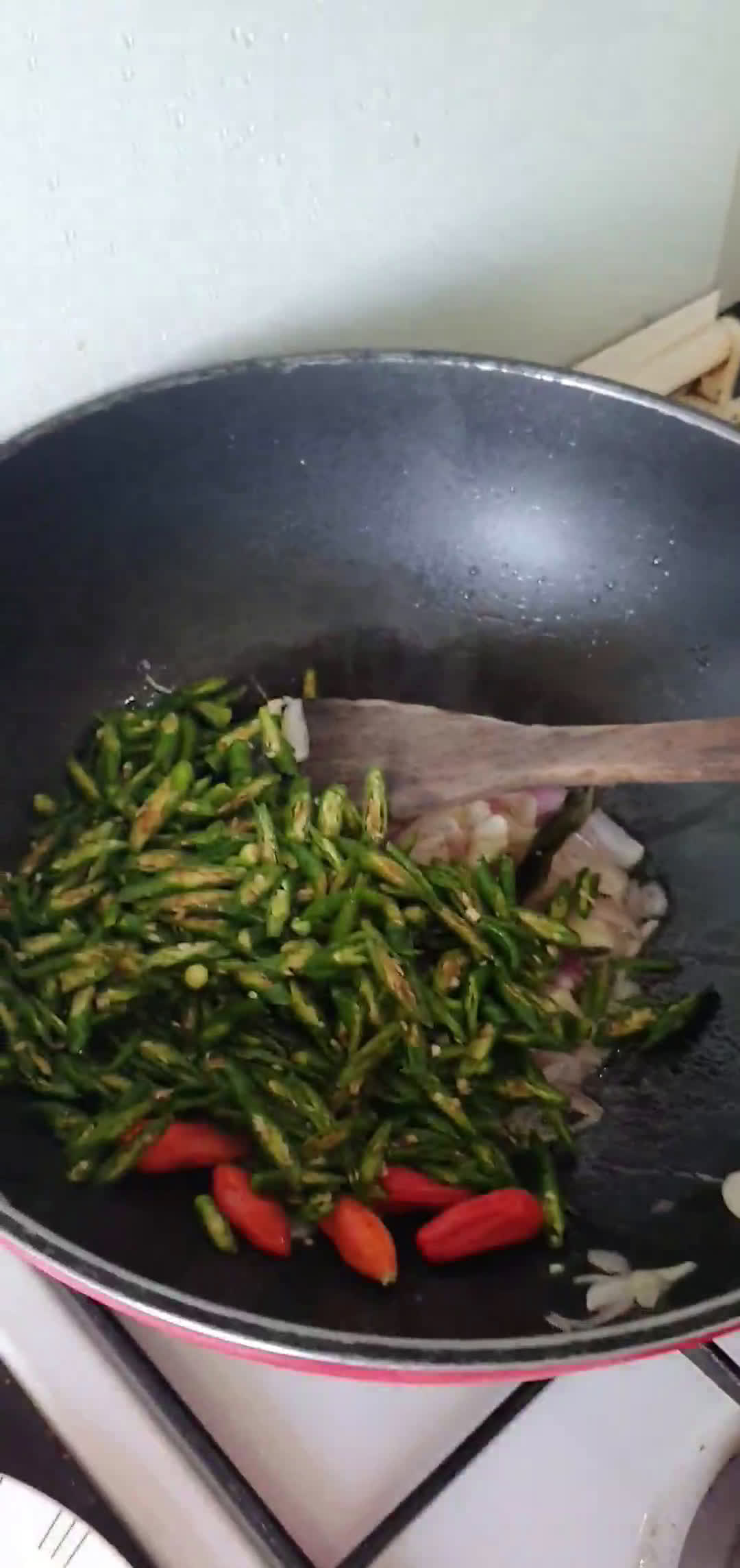 Foto langkah ke 2 dari resep Oseng Pindang Cabe Ijo.