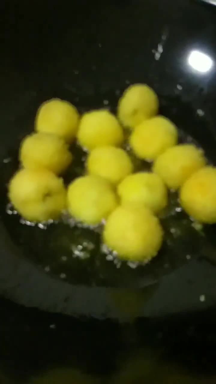 Foto langkah ke 9 dari resep Bola bola Singkong Goreng (isi Cokelat & keju).
