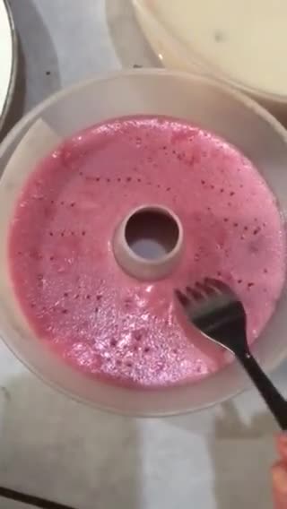 Foto langkah ke 6 dari resep Puding Lapis Strawberry.