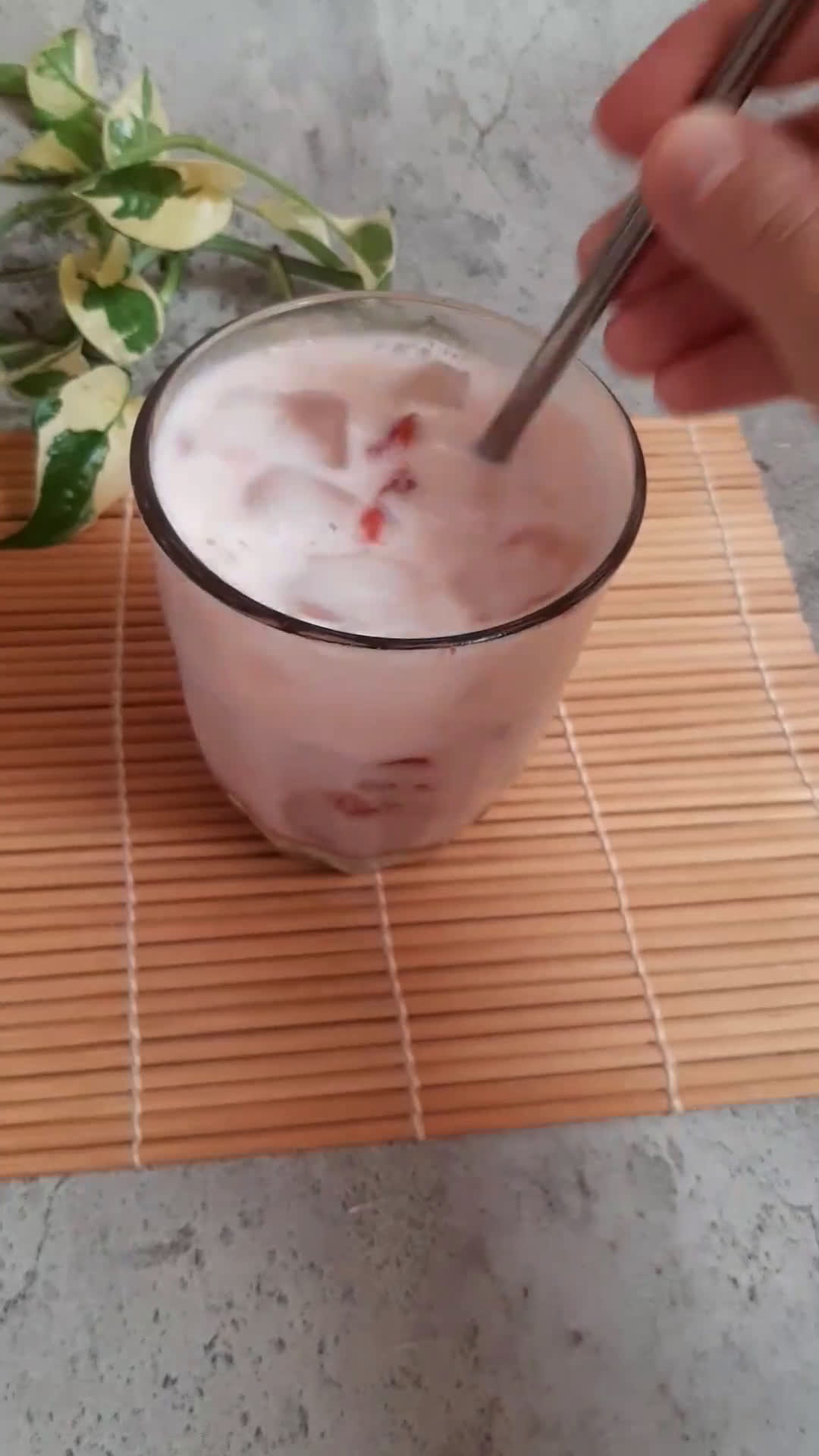 Foto langkah ke 3 dari resep Strawberry Milk Ice (cuma 3 bahan).