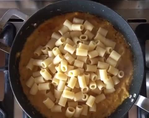 Foto del passaggio 5 della ricetta Pasta con la zucca e ricotta fresca 🌷