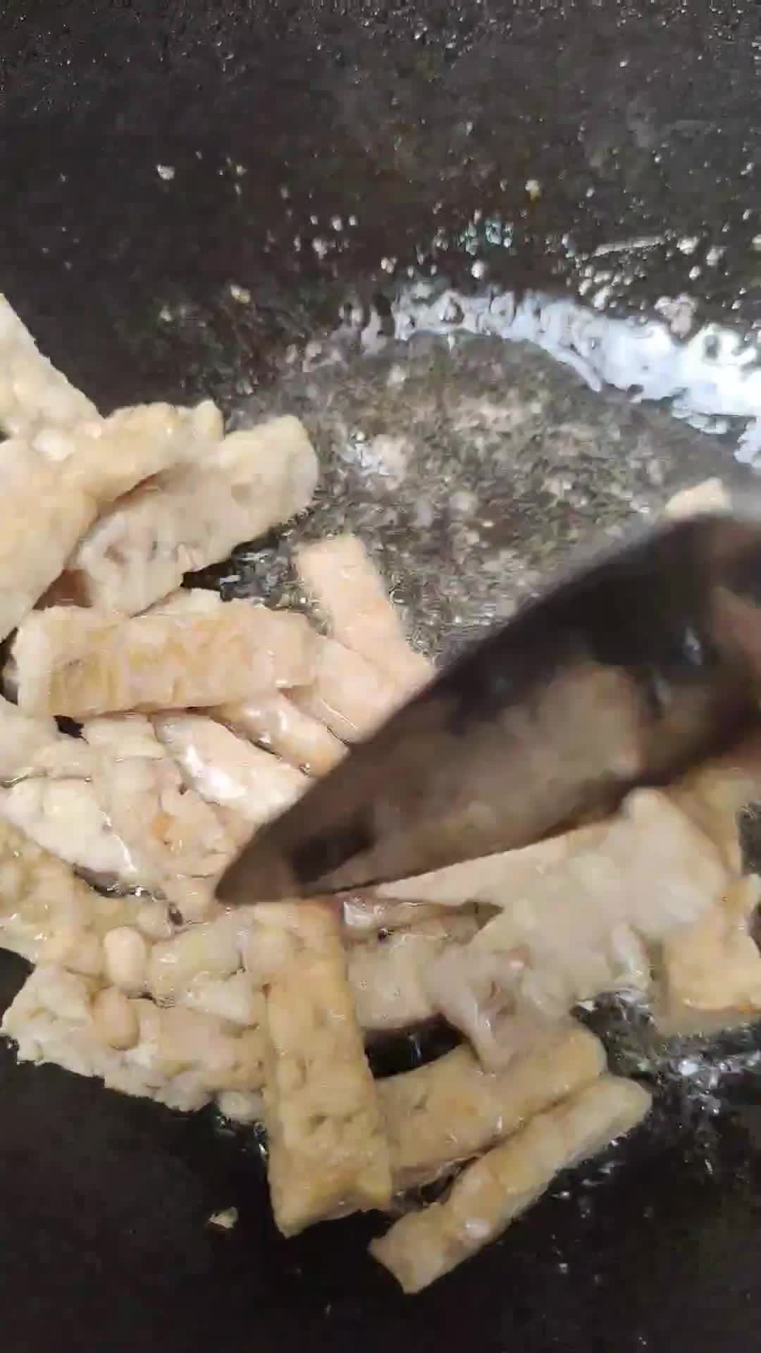 Foto langkah ke 2 dari resep Tumis Daun Melinjo Tempe.
