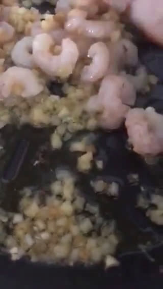 Foto del paso 3 de la receta: Fideuà de galeras y gambitas, al azafrán