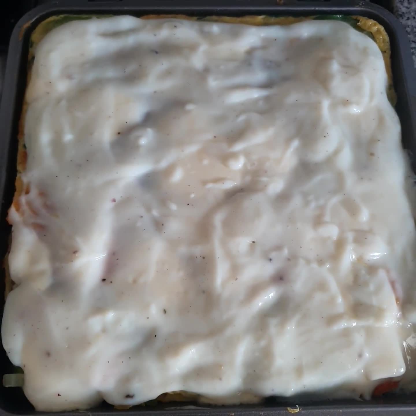 Foto del paso 2 de la receta: Tortilla de vegetales con salsa blanca🧅🌽🌿🥕🥔 🍽 🍳