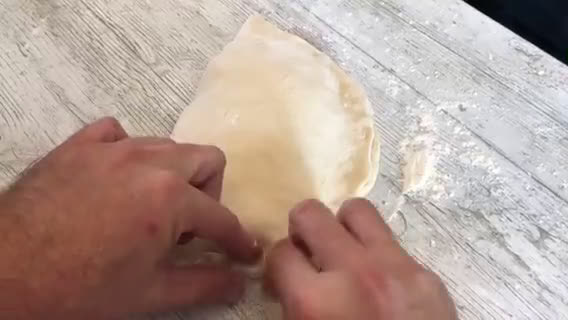 Foto del paso 13 de la receta: Pizza calzone de salami con champiñones