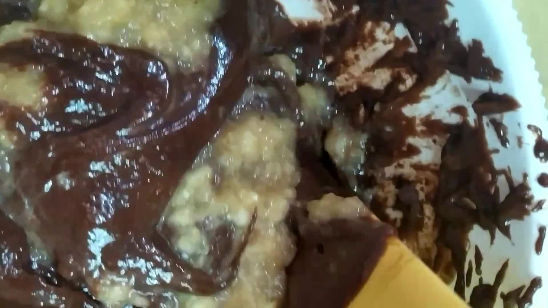 Foto langkah ke 7 dari resep Moist Banana Choco Cake.