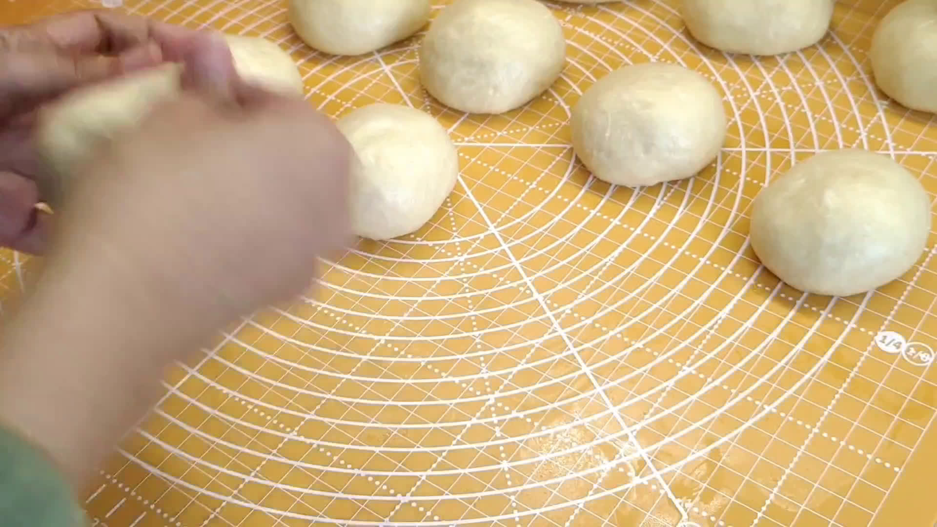 Foto langkah ke 3 dari resep Sausage Roll Bread.